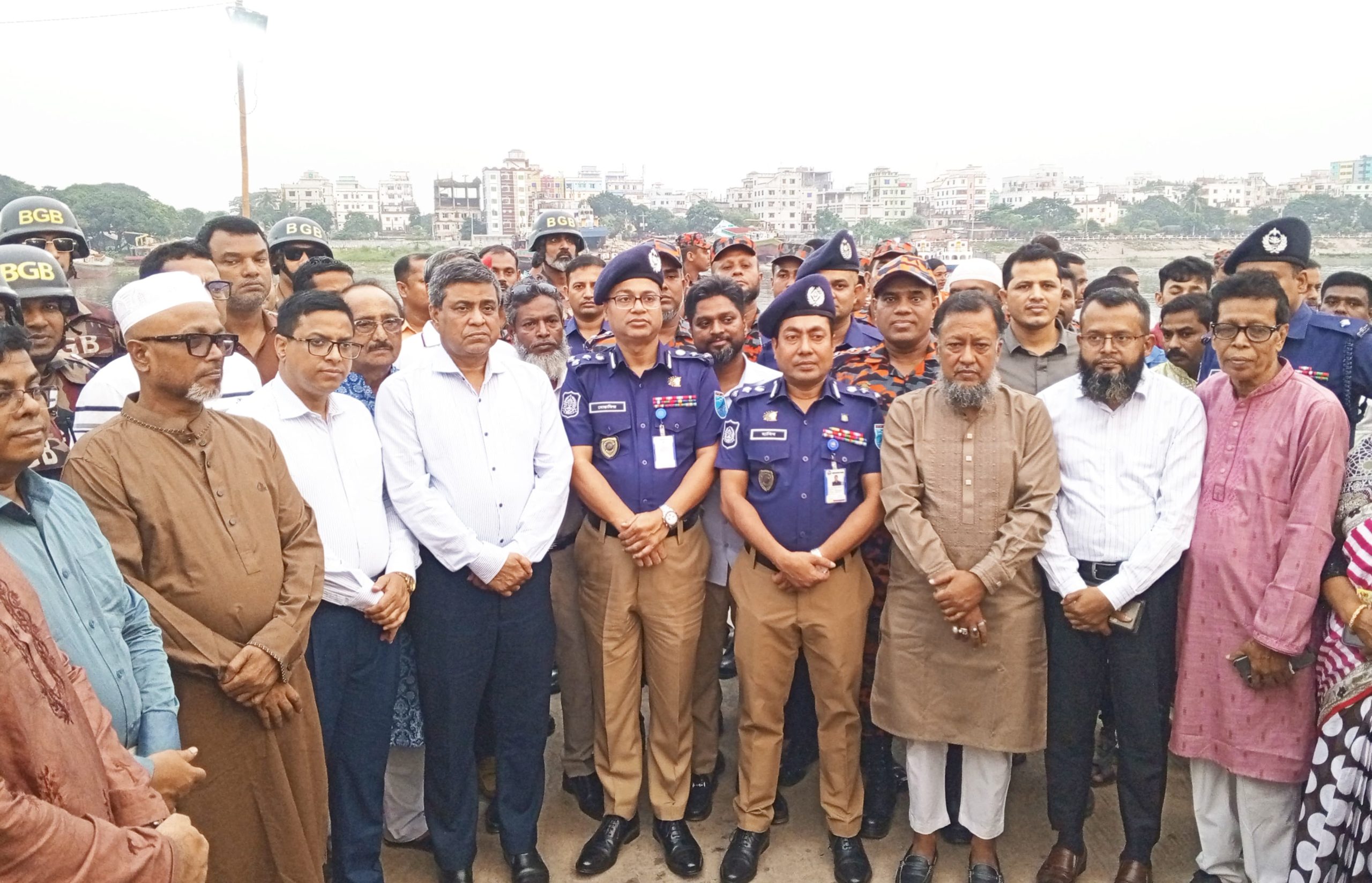 নারায়ণগঞ্জে বিভিন্ন পূজামণ্ডপ ও ৫ নম্বর ঘাট বিসর্জনস্থল পরিদর্শন করেন ঢাকা বিভাগীয় কমিশনার