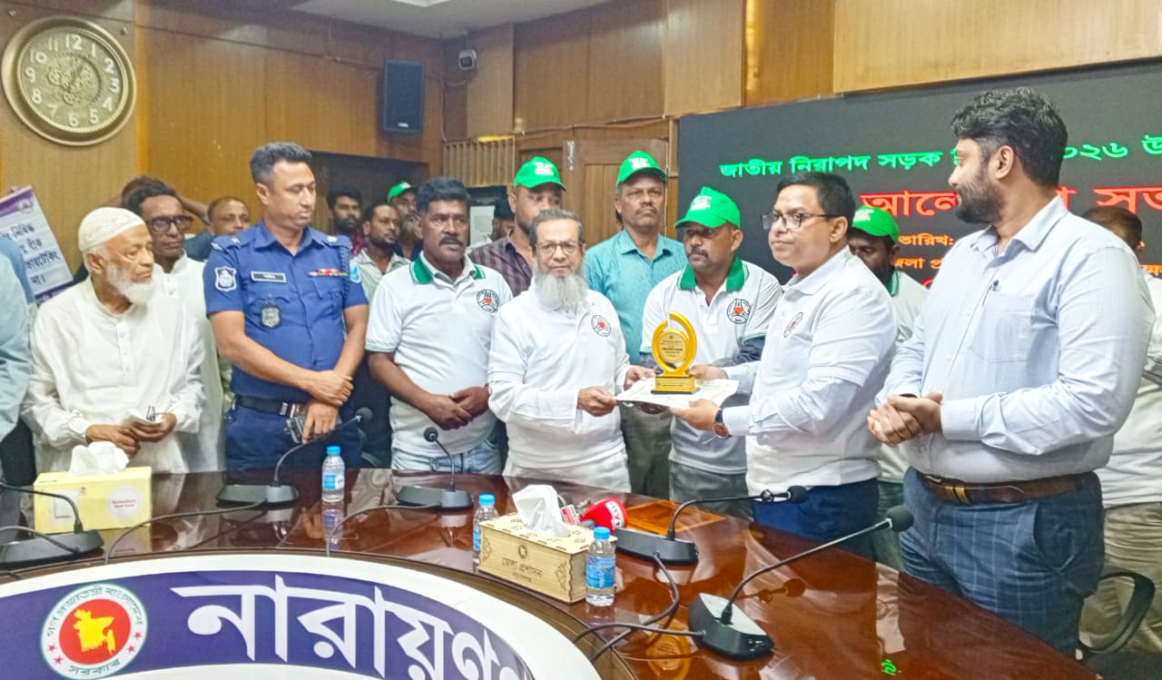 জাতীয় নিরাপদ সড়ক দিবস উপলক্ষে বর্ণাঢ্য র‍্যালি ও আলোচনা সভা অনুষ্ঠিত